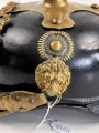 Bayern, Pickelhaube für einen Offizier der Polizei. Der Spitzenteller wackelt leicht, sonst guter Gesamtzustand