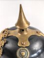 Bayern, Pickelhaube für einen Offizier der Polizei. Der Spitzenteller wackelt leicht, sonst guter Gesamtzustand