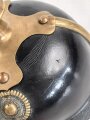 Bayern, Pickelhaube für einen Offizier der Polizei. Der Spitzenteller wackelt leicht, sonst guter Gesamtzustand