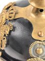 Bayern, Pickelhaube für einen Offizier der Polizei. Der Spitzenteller wackelt leicht, sonst guter Gesamtzustand