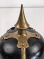 Bayern, Pickelhaube für einen Offizier der Polizei. Der Spitzenteller wackelt leicht, sonst guter Gesamtzustand