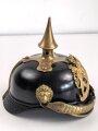 Bayern, Pickelhaube für einen Offizier der Polizei. Der Spitzenteller wackelt leicht, sonst guter Gesamtzustand