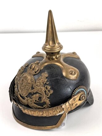Bayern, Pickelhaube für Mannschaften der Artillerie um 1914. Zusammengehöriges Eigentumstück in gutem Gesamtzustand.