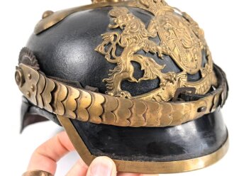 Bayern, Pickelhaube für Mannschaften der Artillerie um 1914. Zusammengehöriges Eigentumstück in gutem Gesamtzustand.
