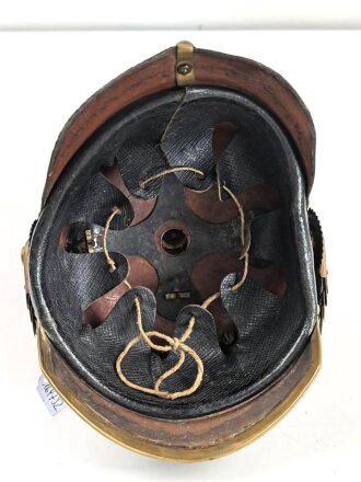 Bayern, Pickelhaube für Mannschaften der Artillerie um 1914. Zusammengehöriges Eigentumstück in gutem Gesamtzustand.