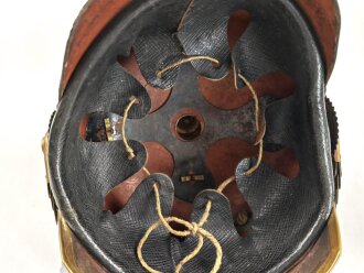 Bayern, Pickelhaube für Mannschaften der Artillerie um 1914. Zusammengehöriges Eigentumstück in gutem Gesamtzustand.