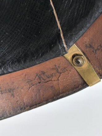 Bayern, Pickelhaube für Mannschaften der Artillerie um 1914. Zusammengehöriges Eigentumstück in gutem Gesamtzustand.
