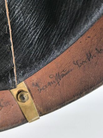 Bayern, Pickelhaube für Mannschaften der Artillerie um 1914. Zusammengehöriges Eigentumstück in gutem Gesamtzustand.