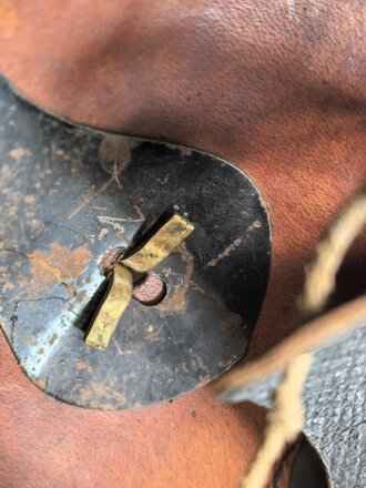Bayern, Pickelhaube für Mannschaften der Artillerie um 1914. Zusammengehöriges Eigentumstück in gutem Gesamtzustand.