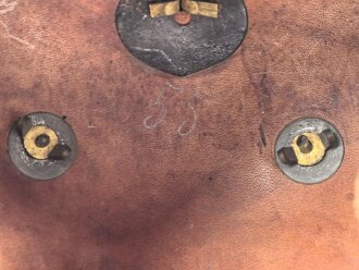 Bayern, Pickelhaube für Mannschaften der Artillerie um 1914. Zusammengehöriges Eigentumstück in gutem Gesamtzustand.