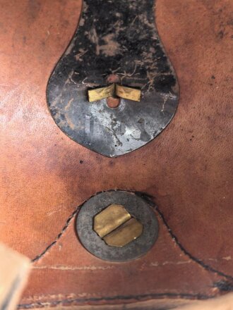 Bayern, Pickelhaube für Mannschaften der Artillerie um 1914. Zusammengehöriges Eigentumstück in gutem Gesamtzustand.