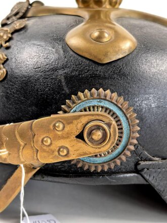 Bayern, Pickelhaube für Mannschaften der Artillerie um 1914. Zusammengehöriges Eigentumstück in gutem Gesamtzustand.