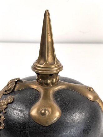 Bayern, Pickelhaube für Mannschaften der Artillerie um 1914. Zusammengehöriges Eigentumstück in gutem Gesamtzustand.