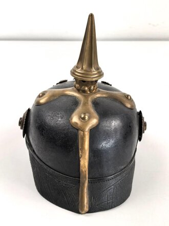 Bayern, Pickelhaube für Mannschaften der Artillerie um 1914. Zusammengehöriges Eigentumstück in gutem Gesamtzustand.
