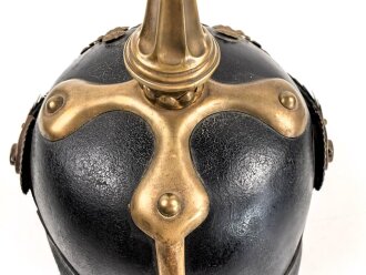 Bayern, Pickelhaube für Mannschaften der Artillerie um 1914. Zusammengehöriges Eigentumstück in gutem Gesamtzustand.