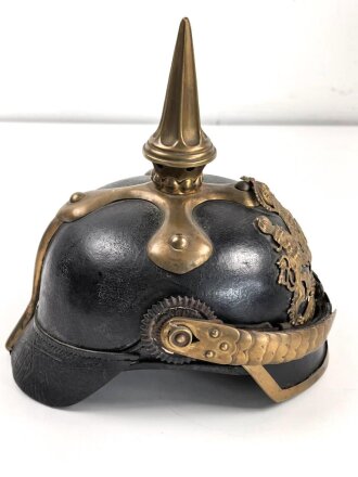 Bayern, Pickelhaube für Mannschaften der Artillerie um 1914. Zusammengehöriges Eigentumstück in gutem Gesamtzustand.