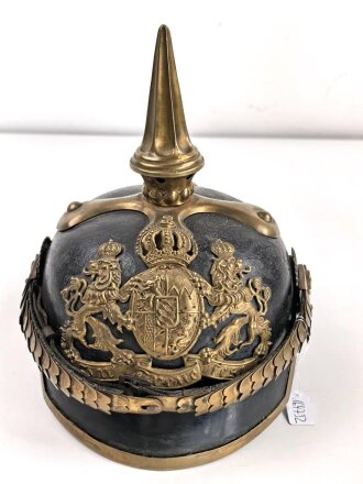Bayern, Pickelhaube für Mannschaften der Artillerie um 1914. Zusammengehöriges Eigentumstück in gutem Gesamtzustand.