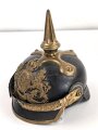 Bayern, Pickelhaube für Mannschaften der Artillerie um 1914. Zusammengehöriges Eigentumstück in gutem Gesamtzustand.
