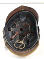 Bayern, Pickelhaube für Mannschaften der Artillerie um 1914. Zusammengehöriges Eigentumstück in gutem Gesamtzustand.