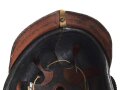 Bayern, Pickelhaube für Mannschaften der Artillerie um 1914. Zusammengehöriges Eigentumstück in gutem Gesamtzustand.