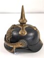 Bayern, Pickelhaube für Mannschaften der Artillerie um 1914. Zusammengehöriges Eigentumstück in gutem Gesamtzustand.