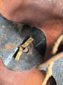 Bayern, Pickelhaube für Mannschaften der Artillerie um 1914. Zusammengehöriges Eigentumstück in gutem Gesamtzustand.