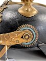 Bayern, Pickelhaube für Mannschaften der Artillerie um 1914. Zusammengehöriges Eigentumstück in gutem Gesamtzustand.