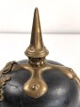 Bayern, Pickelhaube für Mannschaften der Artillerie um 1914. Zusammengehöriges Eigentumstück in gutem Gesamtzustand.