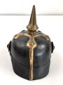 Bayern, Pickelhaube für Mannschaften der Artillerie um 1914. Zusammengehöriges Eigentumstück in gutem Gesamtzustand.