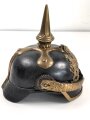 Bayern, Pickelhaube für Mannschaften der Artillerie um 1914. Zusammengehöriges Eigentumstück in gutem Gesamtzustand.