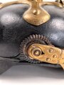 Bayern, Pickelhaube für Mannschaften der Artillerie um 1914. Zusammengehöriges Eigentumstück in gutem Gesamtzustand.