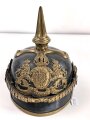 Bayern, Pickelhaube für Mannschaften der Artillerie um 1914. Zusammengehöriges Eigentumstück in gutem Gesamtzustand.