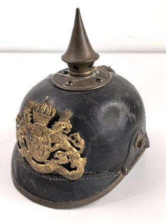 Bayern, Pickelhaube für Mannschaften der Infanterie. Kammerstück , die Vorderschirmnäht gelöst, sonst guter Gesamtzustand, ungereinuigt.