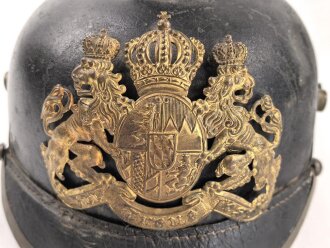 Bayern, Pickelhaube für Mannschaften der Infanterie. Kammerstück , die Vorderschirmnäht gelöst, sonst guter Gesamtzustand, ungereinuigt.