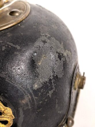 Bayern, Pickelhaube für Mannschaften der Infanterie. Kammerstück , die Vorderschirmnäht gelöst, sonst guter Gesamtzustand, ungereinuigt.