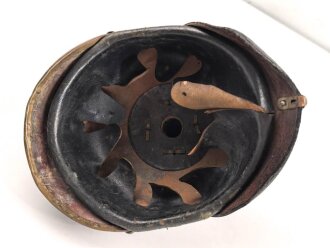 Bayern, Pickelhaube für Mannschaften der Infanterie. Kammerstück , die Vorderschirmnäht gelöst, sonst guter Gesamtzustand, ungereinuigt.