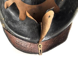 Bayern, Pickelhaube für Mannschaften der Infanterie. Kammerstück , die Vorderschirmnäht gelöst, sonst guter Gesamtzustand, ungereinuigt.