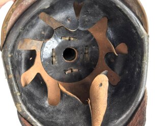 Bayern, Pickelhaube für Mannschaften der Infanterie. Kammerstück , die Vorderschirmnäht gelöst, sonst guter Gesamtzustand, ungereinuigt.