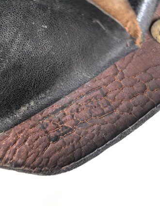 Bayern, Pickelhaube für Mannschaften der Infanterie. Kammerstück , die Vorderschirmnäht gelöst, sonst guter Gesamtzustand, ungereinuigt.