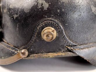 Bayern, Pickelhaube für Mannschaften der Infanterie. Kammerstück , die Vorderschirmnäht gelöst, sonst guter Gesamtzustand, ungereinuigt.