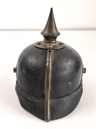 Bayern, Pickelhaube für Mannschaften der Infanterie. Kammerstück , die Vorderschirmnäht gelöst, sonst guter Gesamtzustand, ungereinuigt.