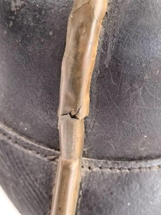 Bayern, Pickelhaube für Mannschaften der Infanterie. Kammerstück , die Vorderschirmnäht gelöst, sonst guter Gesamtzustand, ungereinuigt.