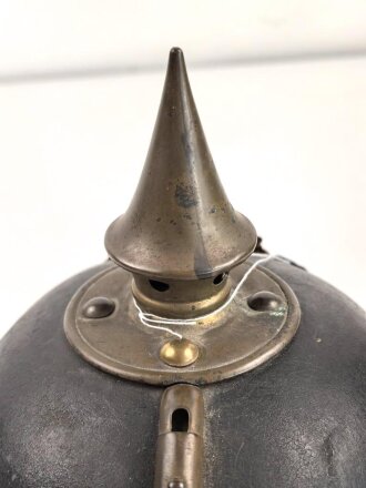 Bayern, Pickelhaube für Mannschaften der Infanterie. Kammerstück , die Vorderschirmnäht gelöst, sonst guter Gesamtzustand, ungereinuigt.