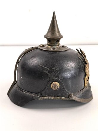 Bayern, Pickelhaube für Mannschaften der Infanterie. Kammerstück , die Vorderschirmnäht gelöst, sonst guter Gesamtzustand, ungereinuigt.