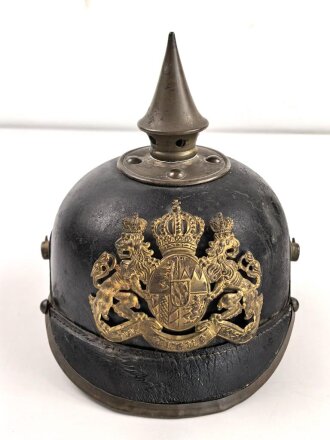 Bayern, Pickelhaube für Mannschaften der Infanterie. Kammerstück , die Vorderschirmnäht gelöst, sonst guter Gesamtzustand, ungereinuigt.