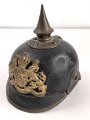 Bayern, Pickelhaube für Mannschaften der Infanterie. Kammerstück , die Vorderschirmnäht gelöst, sonst guter Gesamtzustand, ungereinuigt.