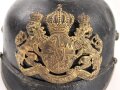 Bayern, Pickelhaube für Mannschaften der Infanterie. Kammerstück , die Vorderschirmnäht gelöst, sonst guter Gesamtzustand, ungereinuigt.