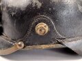Bayern, Pickelhaube für Mannschaften der Infanterie. Kammerstück , die Vorderschirmnäht gelöst, sonst guter Gesamtzustand, ungereinuigt.