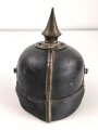 Bayern, Pickelhaube für Mannschaften der Infanterie. Kammerstück , die Vorderschirmnäht gelöst, sonst guter Gesamtzustand, ungereinuigt.