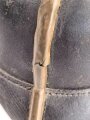 Bayern, Pickelhaube für Mannschaften der Infanterie. Kammerstück , die Vorderschirmnäht gelöst, sonst guter Gesamtzustand, ungereinuigt.